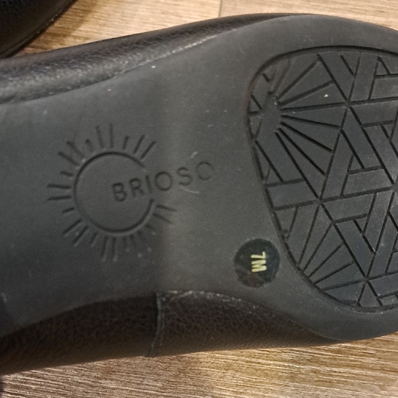 Brioso Women's Classic Black Loafers - Picture 7 of 9